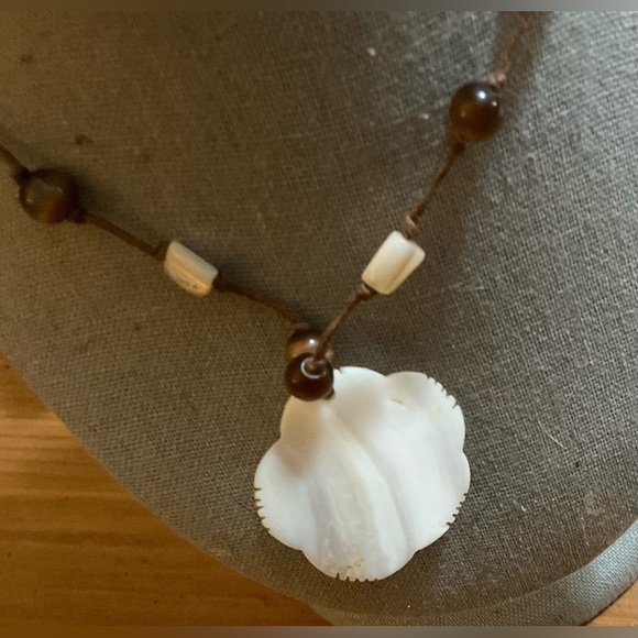Shell craft Carved iridescent mother of pearl shell pendant brown beads necklace - Picture 4 of 8